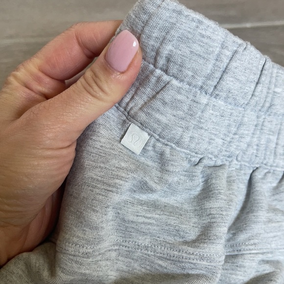 Lululemon Mellow In high rise shorts size 6 - Picture 5 of 7